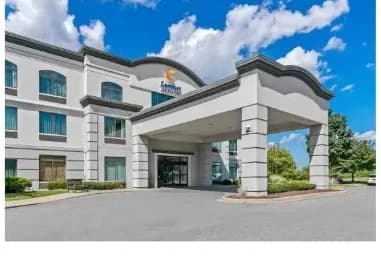 The front entrance of the Comfort Inn & Suites